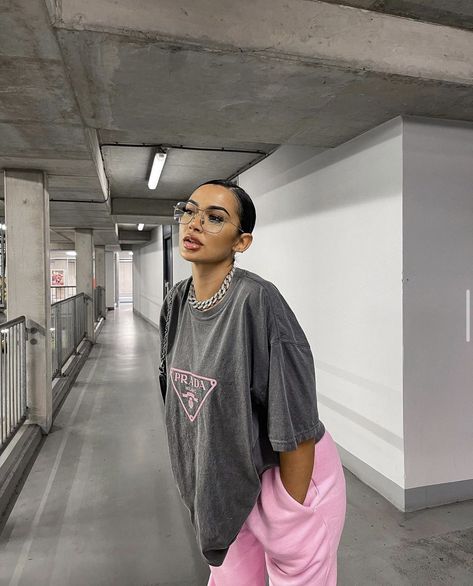 Pink Tshirt Outfit, 90s Girl Fashion, Pink Prada, Pink Sweats, Tshirt Outfit, Dancers Outfit, Prada Logo, T Dress, Pink Tee