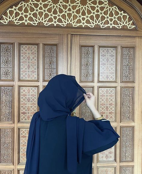 Pink Dress Fashion, Modest Aesthetic, Blue Abaya, 50 Blouse Designs, Beautiful Profile Pictures, Hijabi Aesthetic, Mode Abaya, Profile Pictures Instagram, Muslimah Aesthetic