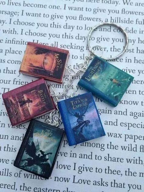 I want this!! Percy Jackson Crafts, Percy Jackson Merchandise, Book Charm Bracelet, Book Keychain, Book Charm, Bracelet Keychain, Kane Chronicles, Percy Jackson Art, Percy Jackson Books