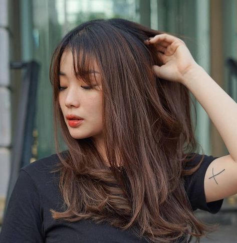 23 Korean Bangs Hairstyles That Are in Vogue Fringe Asian, Bangs Mullet, Mullet Korean, Bangs Asian, Bangs Korean, Curtain Hairstyle, Face Asian, Male Haircut, Korean Bob