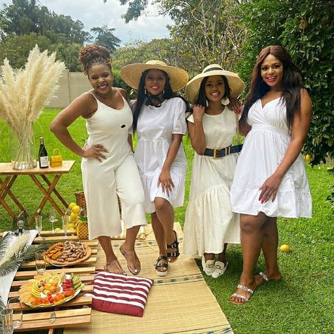 White Outfit For Picnic, All White Picnic Outfit, White Feminine Dress For Picnic, Black Love Picnic, Picnic Day Outfit, Luxury Picnic Black Women, Picnic Party Decorations, Wine Tasting Outfit, Picnic Inspo