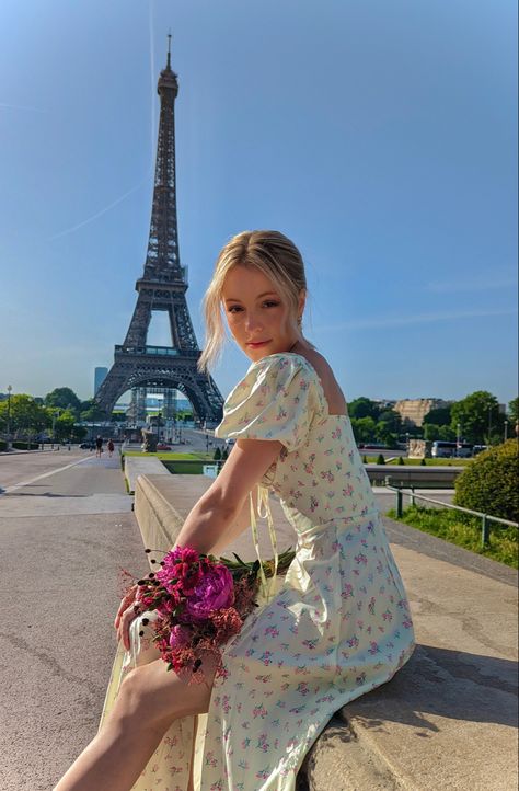 Paris Outfits Summer Aesthetic, Paris Outfits Spring Aesthetic, Paris Dress Aesthetic, Eiffel Tower Photoshoot Ideas, Paris Instagram Pictures Summer, Effile Tower Outfit, Poses In Front Of Eiffel Tower, Paris Pic Inspo Aesthetic, Effiel Tower Outfits