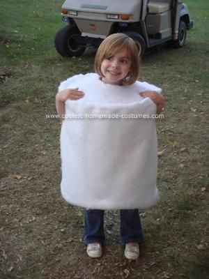 Homemade S'mores Family Halloween Costume: Our family campground has trick or treat camping, so we created a homemade S'mores family Halloween costume.   The marshmallow was made out of a collapsible Marshmallow Halloween Costume, Marshmallow Costume, Homemade Smores, Adult Halloween Party Decorations, Decoracion Halloween, Wreaths Halloween, Family Halloween Costume, Halloween Camping, Easy Diy Costumes