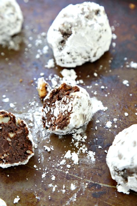 Kahlua Balls, Rum Balls, Chocolate Bites, Boozy Desserts, Desserts To Make, Balls Recipe, Chocolate Almonds, Charles Dickens, Unsweetened Cocoa