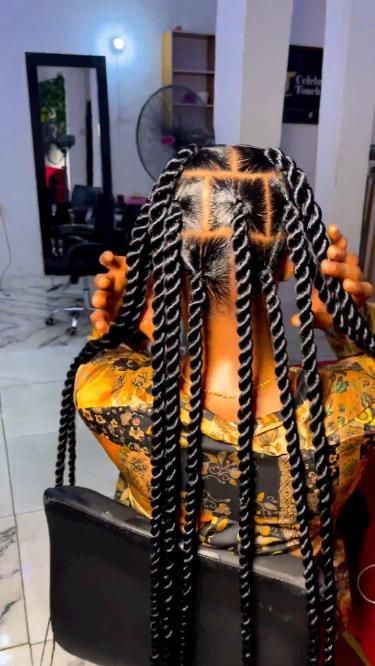 Weekend Vibes: Casual Hairstyles for Relaxing Days Quick And Easy Braid Hairstyles For Black Women, Quick Jumbo Braids For Black Hair, Jumbo Twists With Braiding Hair, Jumbo Twist With Braiding Hair, Jumbo Twists Black Women, How To Add Hair To Twist, Bobo Braid Hairstyles, Jumbo Knotless Twists, Short Jumbo Twists