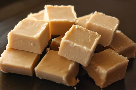 Cheap and Kid-Friendly Treats Penuche Fudge, Brown Sugar Fudge, Fudge Recipe, Homemade Candies, Köstliche Desserts, Yummy Sweets, Fudge Recipes, How Sweet Eats, Holiday Baking