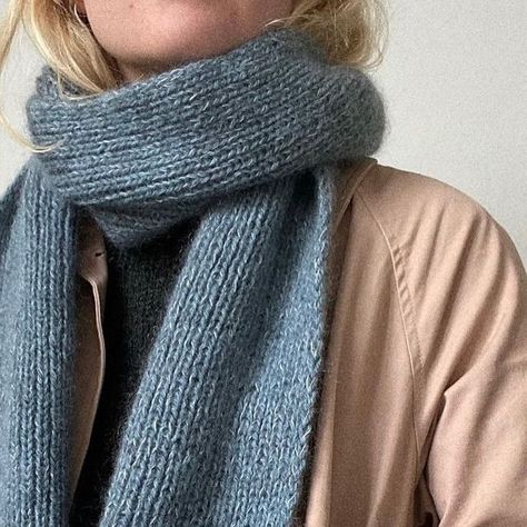 ane fiskum sunde ☽ novemberknits on Instagram: "iben scarf is knitted in 1 x 1 rib on needle size 4,5 mm. novemberknits.com and ravelry for pattern and yarn alternatives photo by @emiliemaries_ 💙" Rib Knit Scarf, Ribbed Scarf, Crochet Inspo, Knit Scarf, Ravelry, Rib Knit, Size 4, Yarn, Knitting