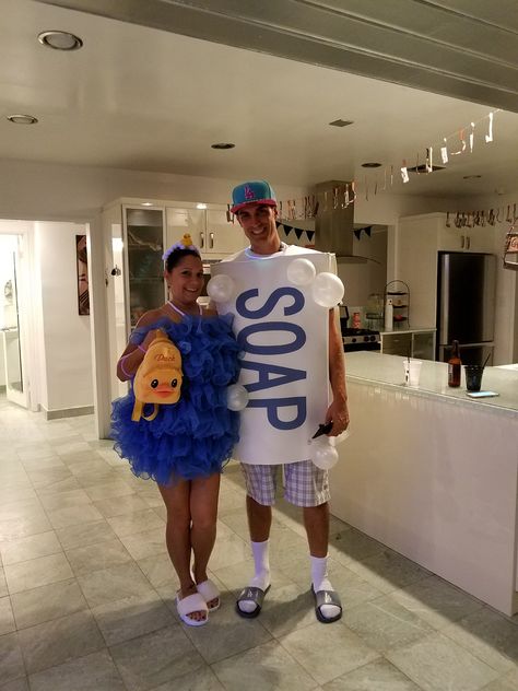 Diy Loofah Costume, Couples Halloween Costumes Creative, Loofah Costume, Loofah Soap Diy, Friend Halloween Costumes, Family Halloween Costume Ideas, Throwback Outfits, Cute Soap, Halloween Costumes Diy Couples