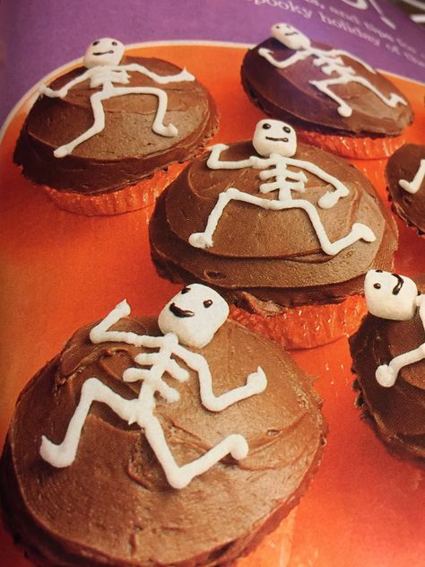 Disney Themed Movie Night, Fun Magazine, Cute Skeleton, Cake Face, Dessert Dips, Food Drinks Dessert, Cute Cupcakes, Cupcake Cake, Halloween Desserts