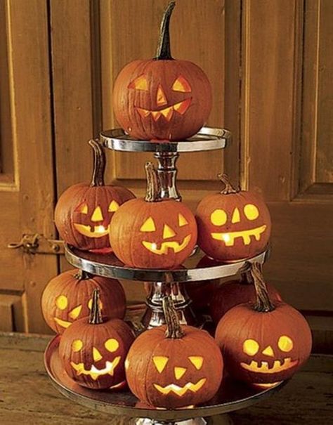 20 Fall Decorating Ideas, Expert Tips for Making Halloween Decorations and Thanksgiving Centerpieces Dekorasi Halloween, Dulces Halloween, Pumpkin Carving Party, Casa Halloween, Pumpkin Display, Labu Halloween, Pumpkin Carving Templates, Couples Halloween, Pumpkin Centerpieces