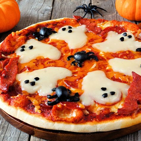 Halloween pizza with ghosts and spiders, close up on a rustic wood background Halloween Pizza Recipes, Halloween Appetizers For Adults, Pizza Halloween, Snack Halloween, Halloween Fingerfood, Halloween Appetizers Easy, Halloween Pizza, Recetas Halloween, Uhyggelig Halloween