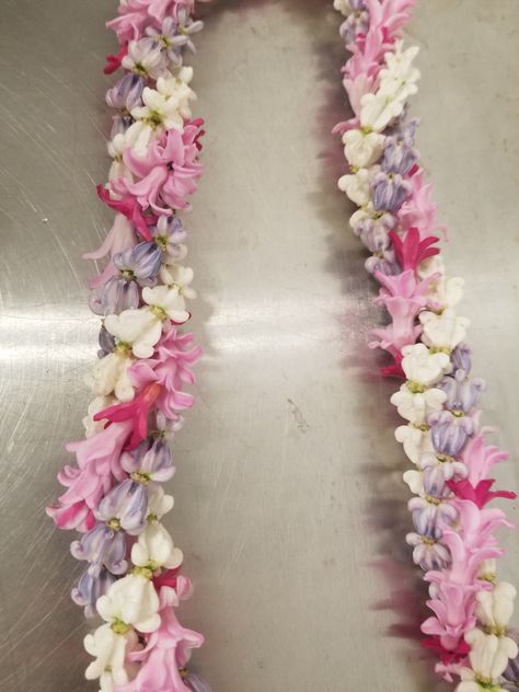 Three strands twisted together to form one lei; two strand of crown flower without petals, one lavender and one white and one strand of pink fragrant hyacinth. Grade Cap Ideas, Lei Day, Haku Lei, Lei Ideas, Lei Making, Lei Lei, Island Aesthetic, Hawaii Big Island, Diy Graduation Cap