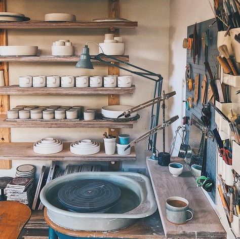 Home Art Studios, Outdoor Pottery, Studio Layout, Studio Shed, Garage Studio, Art Studio Room, Bg Design, Paint Your Own Pottery, Pottery Workshop