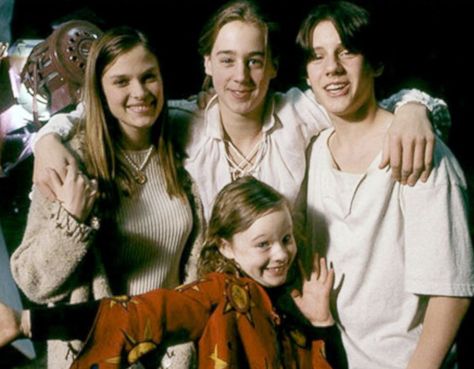 Behind-the-scenes photo of the cast of "Hocus Pocus"---best Halloween movie! Hocus Pocus Cast, Hermanas Sanderson, Max Dennison, Hocus Pocus 1993, Kathy Najimy, Hocus Pocus Movie, Citate Harry Potter, Sean Murray, Doug Jones