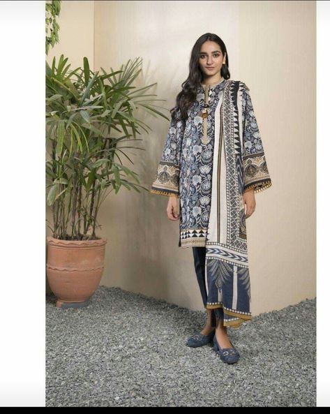 Dress Stitching Designs, Boutique Design Ideas, Pakistani Branded Dresses, Designer Pakistani Suits, Pakistani Dresses Online, Pakistani Street Style, Pakistani Designer Suits, Luxury Printing, Basic Wear