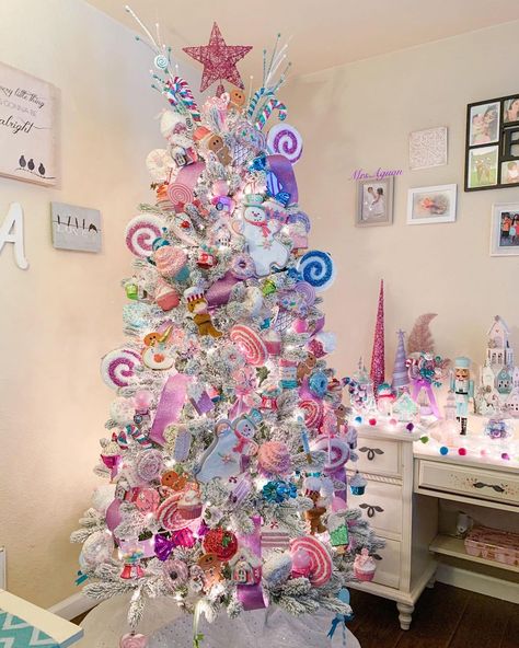 𝕄𝕣𝕤𝔸𝕘𝕦𝕠𝕟🌺 on Instagram: “Oh Christmas tree💓🎄✨🍬 . Okay so I’ve never ever decorated this early for Christmas! I usually wait until after Thanksgiving. But all of you…” Fake Cake Slice, Gorgeous Christmas Trees, Christmas Tree Goals, Sugar Plum Christmas, Plum Christmas, Sugarplum Christmas, Candyland Christmas Tree, Christmas Candyland, Candyland Theme