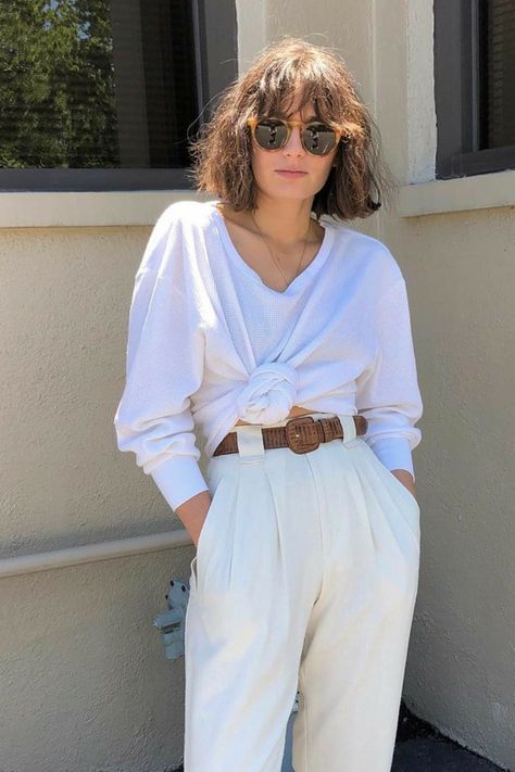 High Waisted Pleated Pants, Penteado Cabelo Curto, Style Inspiration Fall, Short Hair With Bangs, Pleated Pants, White Pants, Hair Dos, Raw Silk, Bobs Haircuts