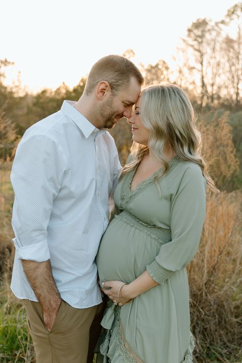 photo by rachel suarez photography Classy Maternity Shoot Outdoor, Maturity Poses, Maternity Picnic, Field Maternity Photoshoot, Maturity Photoshoot, Family Maternity Pictures, Maternity Photo Outfits, Maternity Photography Poses Couple, Pregnancy Photos Couples