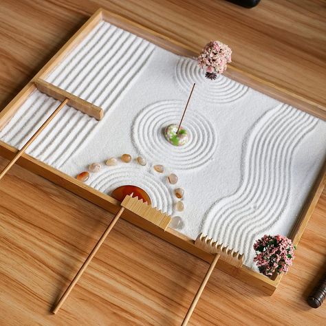 Small Zen Garden Ideas Indoor, Desktop Zen Garden Diy, Japanese Zen Garden Mini, Sand Garden Ideas, Zen Garden Desktop, Diy Zen Garden, Japanese Sand Garden, Zen Garden Mini, Zen Garden Desk