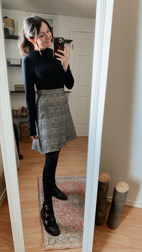 Work Outfit Tights, Short Skirt Winter Outfit, Netherlands Outfits, Knee Length Skirts Outfits, Skirt Outfit Fall, November Fashion, Short Skirts Outfits, Jean Skirt Outfits, Professional Work Outfit