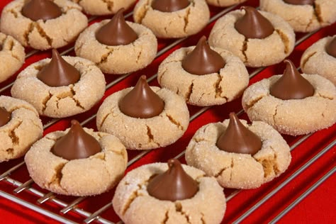 Classic Peanut Butter Blossom Cookies are made with a sugar covered peanut butter dough topped with a Hershey Kiss. They're delicious AND easy to make! #cookies #ChristmasCookies #PeanutButterCookie #HersheyKiss Best Peanut Butter Cookies Ever, Galletas Red Velvet, Chewy Peanut Butter Cookie Recipe, The Best Peanut Butter Cookies, Peanut Butter Blossom, Bayou Country, Soft Peanut Butter Cookies, Peanut Butter Blossom Cookies, Best Peanut Butter Cookies