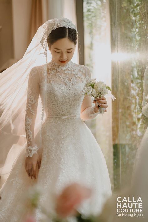 Korean Wedding Dress Simple, Simple Modest Wedding Dresses, Removable Train Wedding Dress, Modern Chinese Wedding Dress, Vivienne Westwood Wedding Dress, Modest Bridal Dresses, Christian Wedding Gowns, Korean Wedding Dress, Simple Elegant Wedding Dress