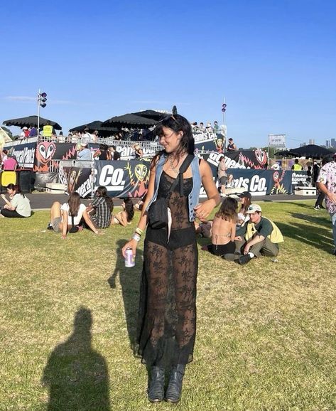 Nyc Festival Outfit, Simple Festival Outfit Summer, All Black Music Festival Outfit, House Edm Outfit, Grunge Festival Outfit Summer, Sick New World Festival Outfit, Outside Lands Outfit Ideas, Glastonbury Outfit Ideas, Music Outfits Festival