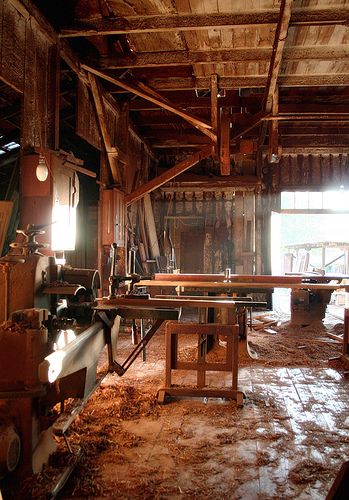 Old Wood Shop Woodworking Images, Workshop Layout, Woodworking Garage, Carpentry Workshop, Woodworking Tools Storage, Antique Woodworking Tools, Woodworking Tools Workshop, Essential Woodworking Tools, Woodworking Power Tools