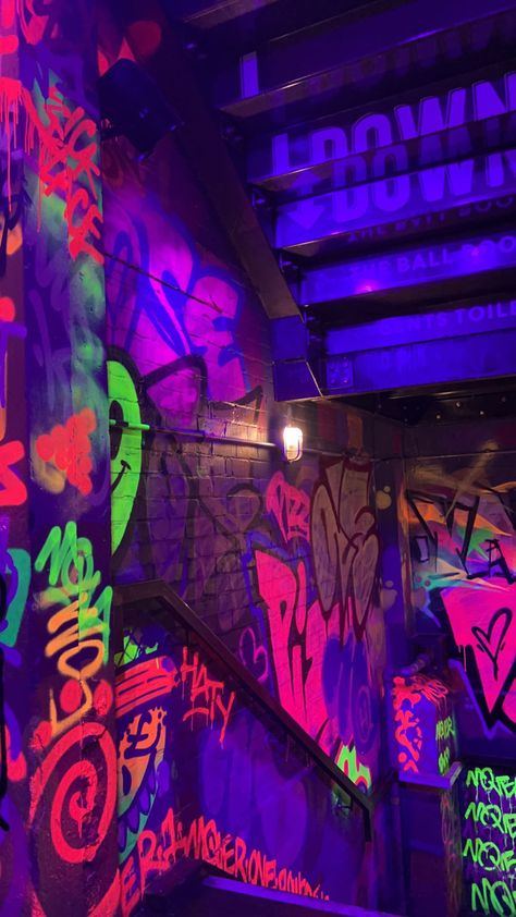 Neon Graffiti Wallpaper, Neon Graffiti Wall, Neon Pool Aesthetic, Neon Street Aesthetic, Neon Graffiti Aesthetic, Neon Rave Aesthetic, Ultraviolet Aesthetic, Street Graffiti Aesthetic, Graffiti Wall Aesthetic