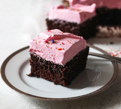 Jessie's Chocolate Birthday Cake With Strawberry Marshmallow Frosting - DisplacedHousewife Cake With Marshmallow Frosting, Beetroot Chocolate Cake, Marshmallow Frosting Recipes, Cake Marshmallow, Strawberry Marshmallow, Dairy Free Frosting, Chocolate Birthday Cake, Cake With Strawberry, Marshmallow Frosting