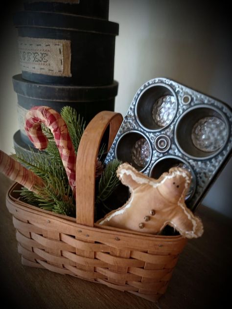 Primitive Christmas Decorating Ideas, Enamelware Decor, Primitive Country Christmas, Primitive Christmas Decorating, Longaberger Baskets, Hygge Christmas, Vintage Christmas Crafts, Winter Centerpieces, Gingerbread Crafts