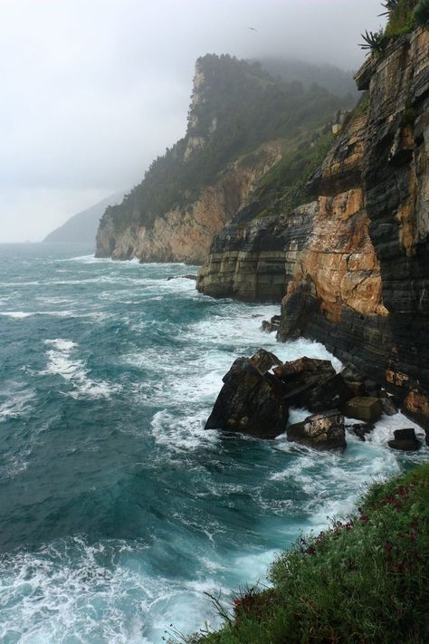 #rain #rainy #rainyday #foggy #nature #green #sky #aesthetic  #diy #recipe #gardening #photography #world #ocean #waves #cliff Ocean Cliff, Bad Weather, Pretty Places, Ocean Waves, The Great Outdoors, The Ocean, Beautiful Nature, Beautiful Pictures, Places To Go