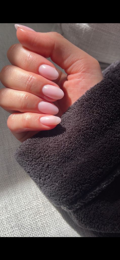 Class Almond Nails, Clean Girl Pink Nails, Almond Minimalist Nails, Minimal Nude Nails, Xxs Almond Nails, Small Pink Nails, Clean Manicure, Very Light Pink Nails, Light Pink Clear Nails