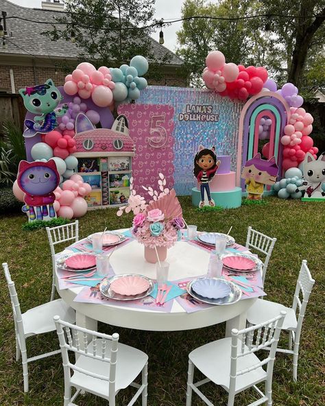 Lanas’ dollhouse! Kids table set up and our new kids tables Thanks to mommy Zara for choosing us Happy to bring your vision to… | Instagram Gabby Dollhouse Decorations, Gabbys Dollhouse Centerpiece, Gaby Dollhouse Party Ideas Decoration, Kids Birthday Table Set Up, Kids Party Table Set Up Ideas, Gabby Doll House Birthday Party, Gabbys Dollhouse Birthday Party Decor, Gaby Dollhouse Party Ideas, Gabbys Dollhouse Birthday Party