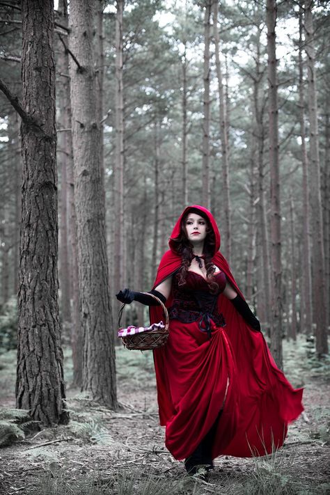 . Gothic Era, Red Riding Hood Art, Red Ridding Hood, Fantasia Disney, 2 Friends, Fairytale Photography, Fantasy Photography, Red Hood, Little Red Riding Hood