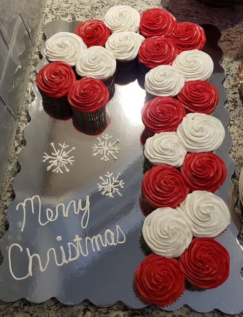 Xmas Bday Party Ideas, Winter Cupcakes Ideas, Christmas Cupcakes Pull Apart, Christmas Cupcake Pull Apart Cake, Christmas Lights Cupcakes, Christmas Cupcake Cake Ideas, Simple Christmas Cupcakes Ideas, Easy Winter Cake Decorating, Christmas Birthday Cupcakes