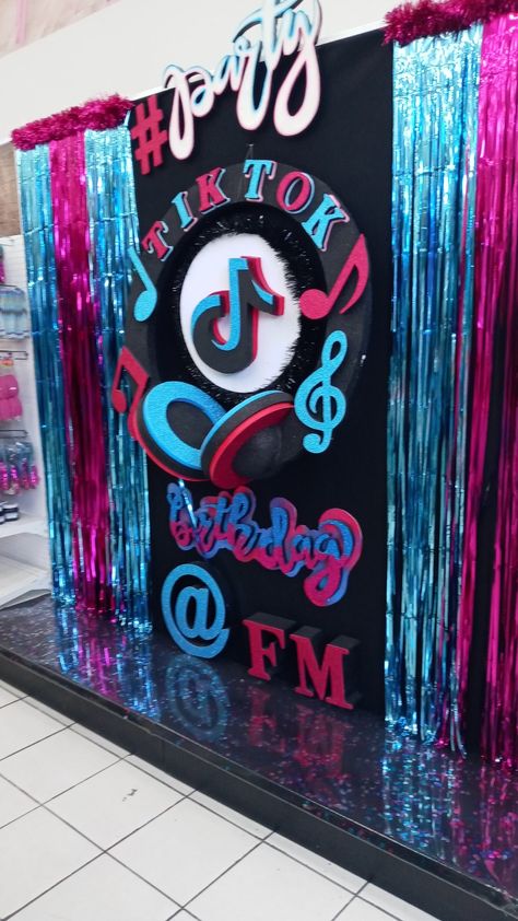 Tiktok Classroom Theme, Tiktok Centerpiece Ideas, Tiktok Birthday Party Ideas, Festa Rock Roll, Tiktok Party, Tiktok Birthday, Sibling Birthday Parties, Social Media Party, American Girl Doll Sets