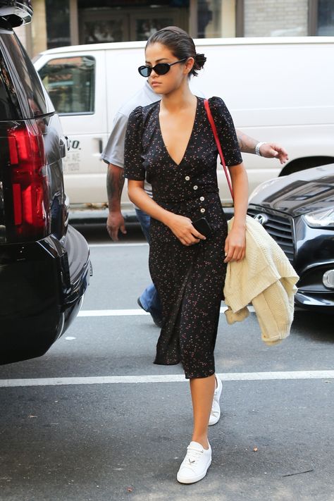 Selena Gomez wears a wrap dress, red handbag and white sneakers. White Sneakers With Dress, Dress And Sneakers Outfit, Selena Gomez Outfits, Selena Gomez Style, Outfits 2016, Celebrity Street Style, Mua Sắm, Sneakers Outfit, Elegant Outfit