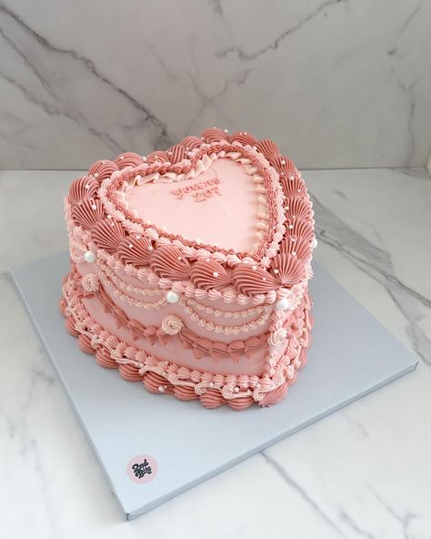 Heart Cake With Pearls, Cake With Pearls, Heart Shaped Birthday Cake, Heart Cake Design, Victorian Cakes, Vintage Heart Cake, Heart Birthday Cake, Bolo Vintage, Vintage Birthday Cakes