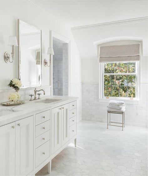 White elegant bathroom Hexagon Tile Bathroom, Floors Ideas, Marble Bathroom Floor, Small Apartment Bathroom, White Marble Bathrooms, White Marble Floor, White Tile Floor, Marble Tile Floor, Transitional Bathroom