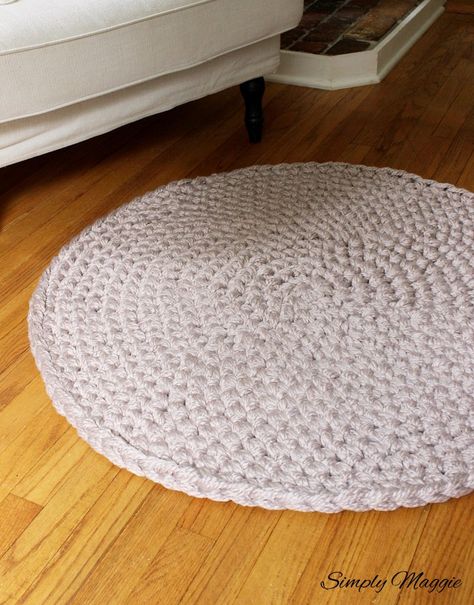 How to Hand Crochet a Large Circular Rug | SimplyMaggie.com Easy Crochet Rug, Crochet Rug Patterns Free, Arm Crocheting, Circular Rug, Crochet Rag Rug, Finger Crochet, Crochet Mat, Purl Bee, Rug Tutorial