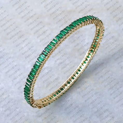 Emerald Bangles Gold, Emerald Bangles, Gold Cuff Bangle, Solid Gold Bangle, Wedding Jewellery Designs, Unique Bangle, Elegant Jewellery, Bangle Gold, Yellow Gold Bangle