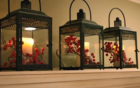 Natal Country, Decoration Shabby, Have Inspiration, Christmas Lanterns, Christmas Mantels, Noel Christmas, Country Christmas, Ideas Christmas, Red Berries