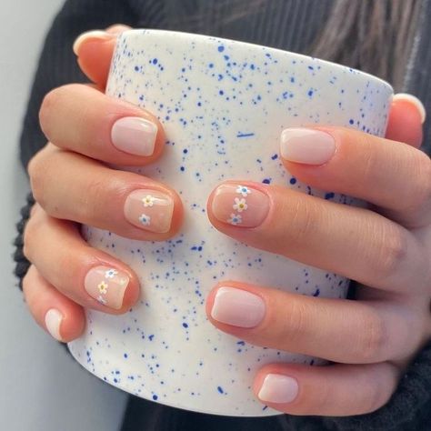 Graduation Nails Short Natural, Pastel Summer Nails Almond, Shellac Nails Short Simple, Nails With Feature Nail, Fun Spring Nails Acrylic, Cute Gel Manicure Ideas, Simple Nail Designs For Spring, Pretty Short Nails Simple, Short Nail Gel Designs