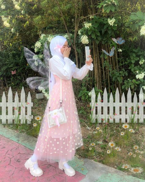 coquette dollette fairy hijabi coquette Simple Fairy Dress, Fairy Dress Hijab, Kawaii Hijab Outfit, Girly Hijabi Outfits, Pink Fairycore Outfits, Pastel Fairycore Outfits, Hijabi Fairycore, Hijabi Cottagecore, Princess Core Aesthetic Outfit