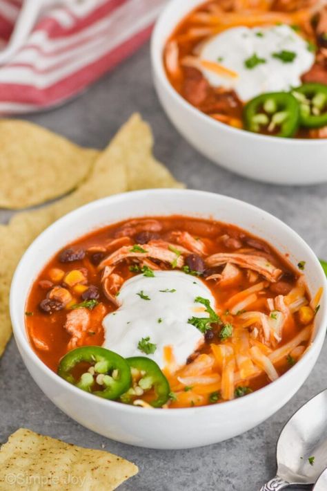 This Instant Pot Taco Soup preps in FIVE minutes! Delicious, done in 35 minutes, and at only 300 calories a bowl you can't beat a chicken taco soup like this. Instant Pot Taco Soup, Taco Soup Ingredients, Slow Cooker Broccoli, Chicken Taco Soup, Slow Cooker Tacos, Chicken Taco, Eating Light, Broccoli Cheddar Soup, 300 Calories