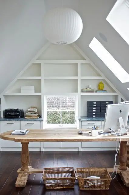 a beautiful attic home office with skylights, a built in shelving unit, a large stained desk, baskets and a sphere pendant lamp Attic Decor, Attic Office, Finished Attic, Attic Loft, Cool Office Space, Office Design Inspiration, Loft Office, Small Attic, Attic Room