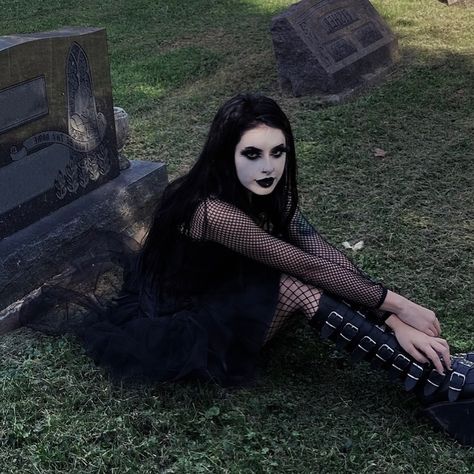 Goth Photoshoot, Gothic Cemetery Photoshoot, Goth Cemetery Aesthetic, Goth Cemetery, Corp Goth, 90s Mall Goth, Cemetary Photoshoot Goth, Graveyard Girl, Trad Goth Photography