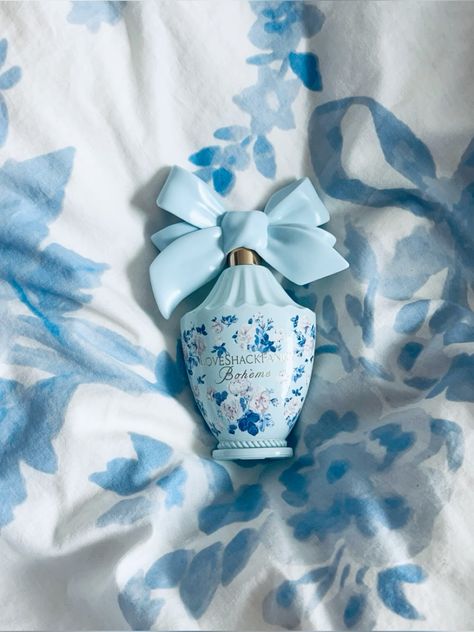 Love Shack Fancy perfume on matching bedding#LoveShackFancy #BlueFlorals #PerfumeLover #BeddingInspiration #FragranceGoals Blue Floral Bedding, Fancy Perfume, Perfume Blue, Loveshack Fancy, Blue Perfume, Bedding Inspiration, Love Shack Fancy, Blue Florals, Bow Print