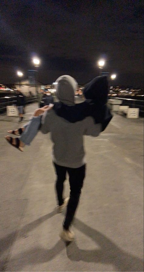 Man Carrying Woman, Tall Boyfriend Short Girlfriend, Protective Boyfriend, Short Girlfriend, Tall Boyfriend, Dream Boyfriend, Ideal Boyfriend, Couple Goals Teenagers, Cute Relationship Photos